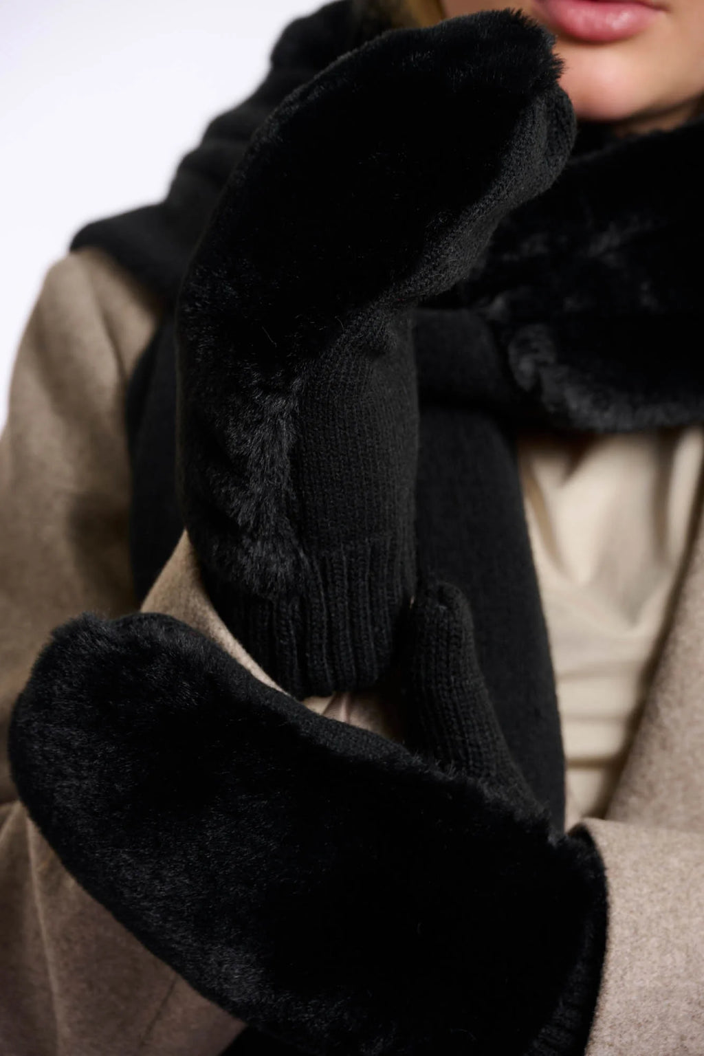 Oxo Faux Fur Mittens