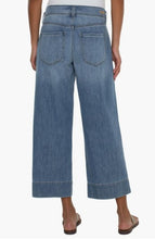 Load image into Gallery viewer, Super Stride Flap Pockets Wide Leg Jeans
